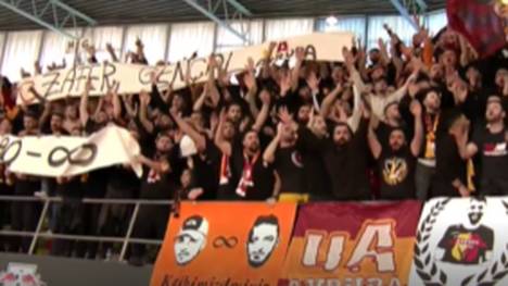 Circa 350 Fans von Galatasaray Istanbul sorgen für eine irre Atmosphäre beim Mercedes-Benz JuniorCup. Die türkischen Anhänger peitschen ihre Jugendmannschaft voran.