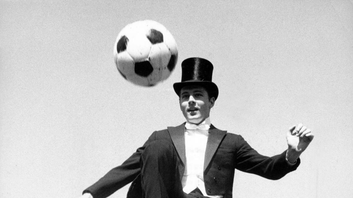 Ein Gentleman am Ball, die Lichtgestalt des deutschen Fußballs, der Kaiser, dem nicht nur scheinbar alles gelingt: Franz Beckenbauer. Zu seinem 74. Geburtstag zeigt SPORT1 die Bilder seines bewegten Lebens