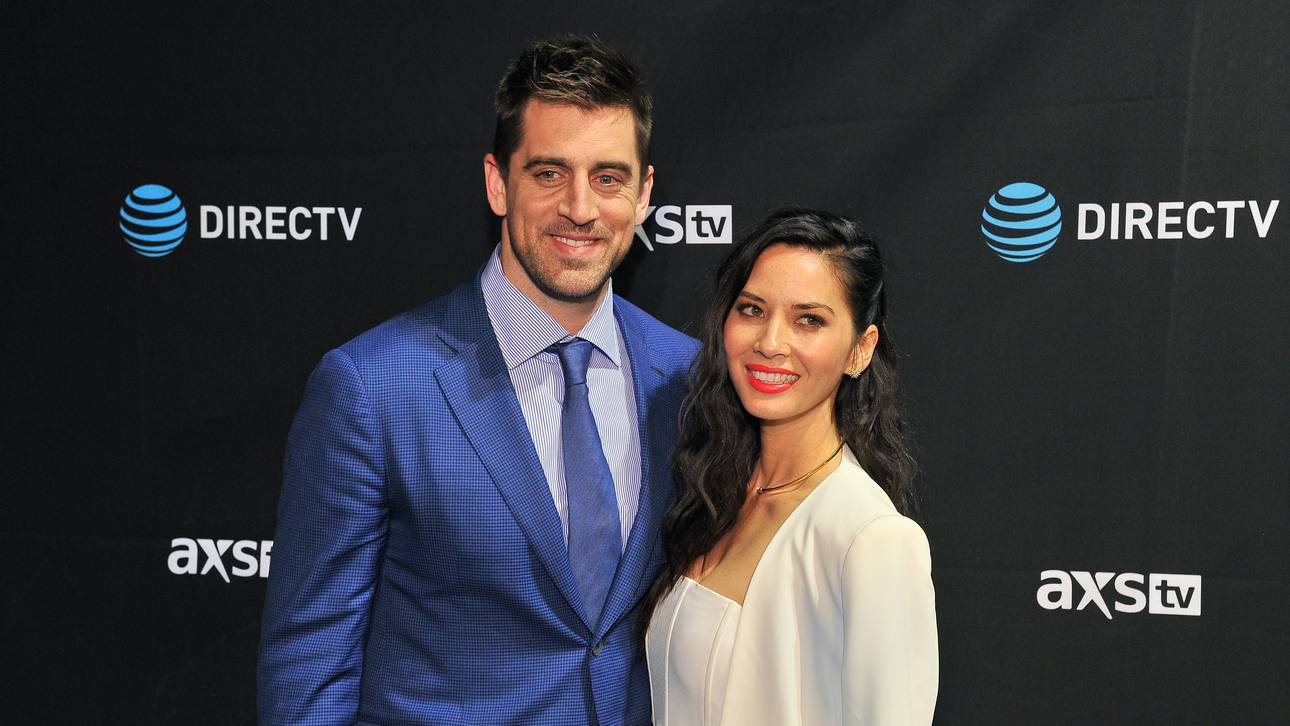 Aaron Rodgers (l.) ist mit Schauspielerin Olivia Munn zusammen