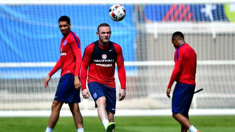 Wayne Rooney trainiert Elfmeter auf ganz spezielle Art und Weise