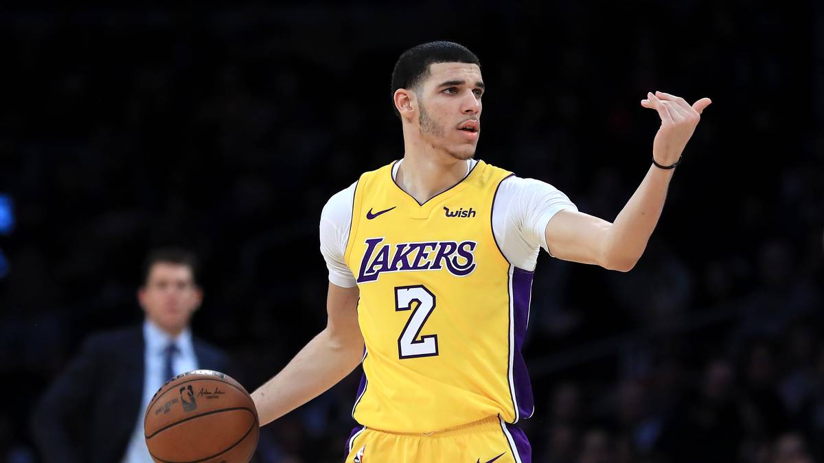 Der am besten platzierte Rookie in diesem Jahr ist Lonzo Ball. Der Point Guard der Los Angeles Lakers steigt in seiner ersten Saison in Sachen Trikotverkäufe direkt auf Platz elf ein. SPORT1 zeigt, wer die Top Ten geknackt hat