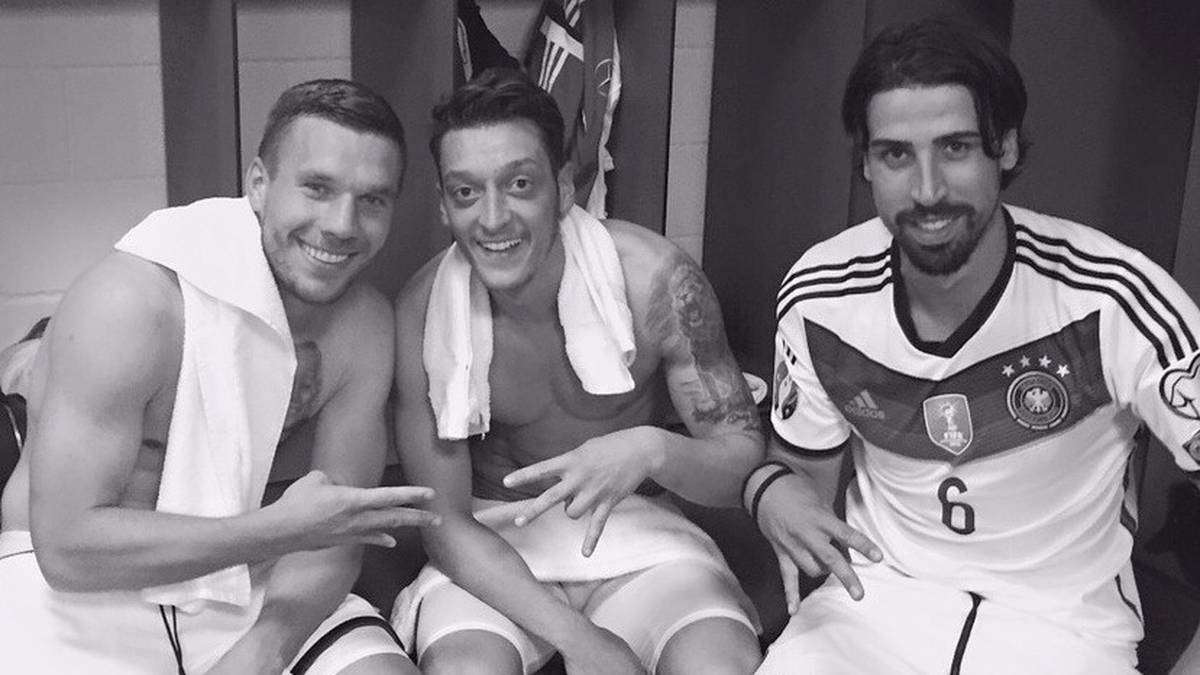 Auch Mesut Özil macht in der Kabine ein Selfie mit Lukas Podolski und seinem ehemaligen Real-Teamkollegen Sami Khedira. Özil bereitet gleich drei Tore vor. "Jetzt Sommerferien", schreibt Özil