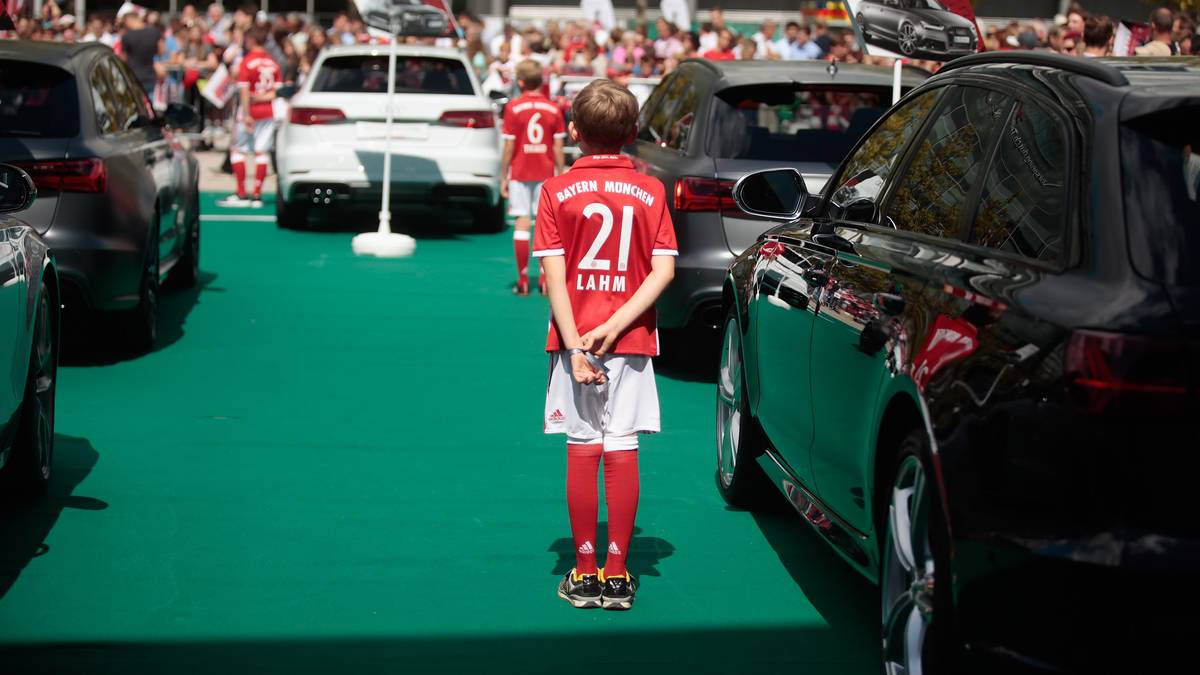 Warten auf die Profis. Jeder Spieler wird von einem Stepke im Bayern-Trikot an seinem neuen Auto erwartet