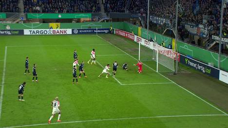 Was für eine irre Pokalpartie in Paderborn! Bayer Leverkusen muss beim Zweitligisten trotz langer Überzahl und Zaubertor von Alejandro Grimaldo in die Verlängerung - und dort wird's erst so richtig wild. Kommentator: Nico Seepe.