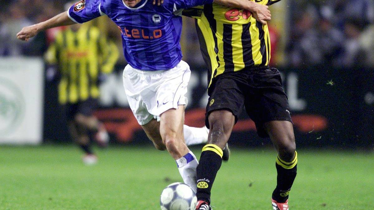 Der damalige Dortmunder Ibrahim Tanko (r.) wird nach dem Revier-Derby gegen Schalke im November 2000 positiv auf Tetrahydro-Cannabinol getestet. Mit anderen Worten: Tanko hat gekifft. Der Ghanaer gibt sein Vergehen zu. Urteil: vier Monate Sperre und 15.000 Mark Strafe