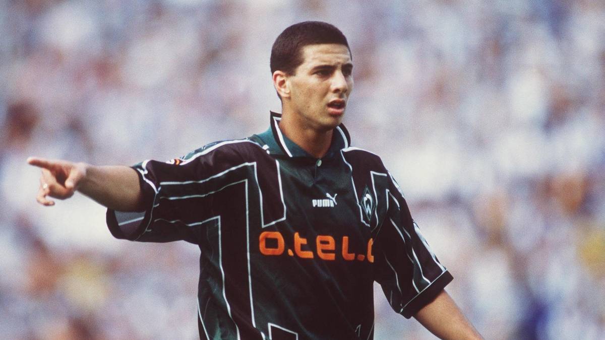Sein Debüt feiert Pizarro am 28. August 1999 im Berliner Olympiastadion gegen Hertha BSC. Dort, wo er fast 20 Jahre später sein Rekordtor erzielt, wird er in der 58. Minute für Dirk Flock eingewechselt. Endstand übrigens auch: 1:1 - Rade Bogdanovic gleicht für Bremen aus