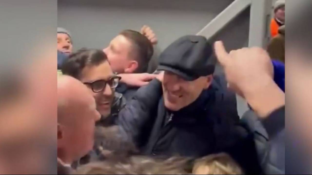 John Terry feiert mit Blues-Fans im Auswärtsblock bei Liverpool gegen Chelsea