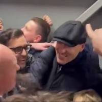 Terry feiert mit Fans im Chelsea-Block