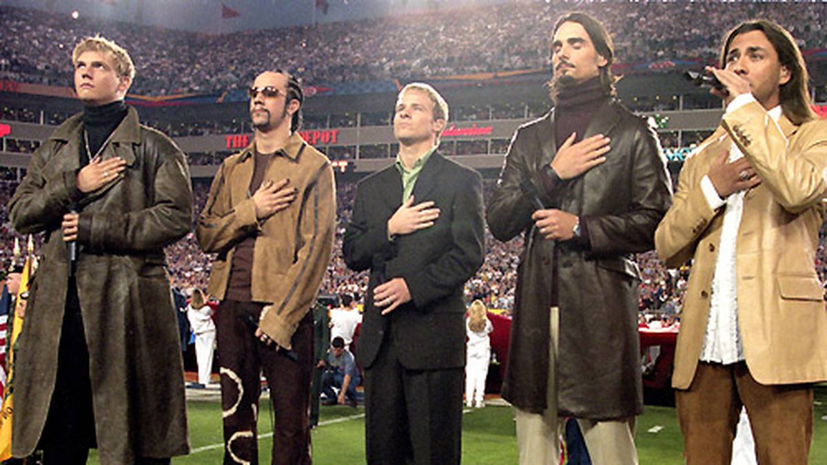 Davor geben bereits die Backstreet Boys die Nationalhymne zum Besten...