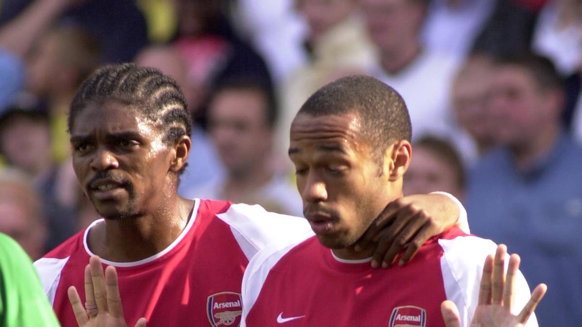 FC ARSENAL: Nwankwo Kanu (l.) und Thierry Henry vom FC Arsenal wissen am 13. Februar 1999 sofort, dass ihr Sieg gegen Sheffield United im FA Cup nicht recht verdient ist. Der Nigerianer Kanu leitet nach einer Verletzungspause den 2:1-Siegtreffer mit einem Steilpass ein, anstatt den Ball zurück zum Gegner zu spielen
