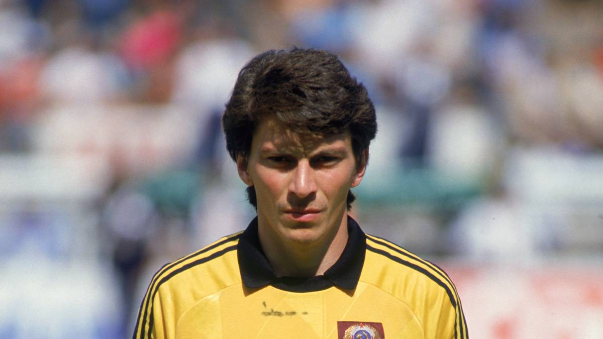 PLATZ 17 - RINAT DASSAJEW (Russland): Der überragende russische Schlussmann der 80er-Jahre war auch diesseits des Eisernen Vorhangs ein Begriff. Ein geschmeidiger Athlet mit sagenhafter Reaktionsfähigkeit, der 1980 mit der UdSSR Olympiabronze gewann. Die EM 1988 lieferte den letzten Beweis seiner Klasse