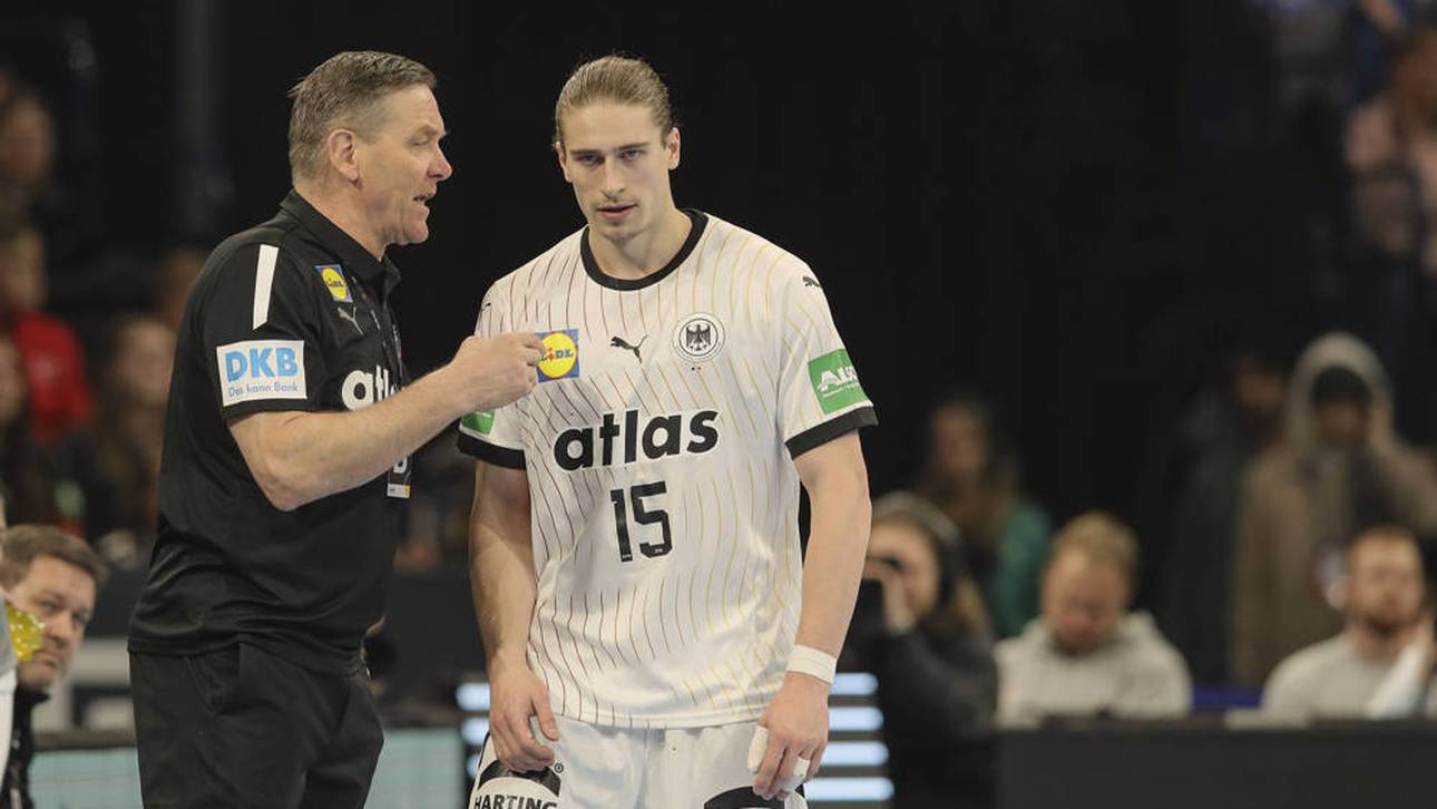 Coach Alfred Gislason im Gespräch mit Juri Knorr (re.)