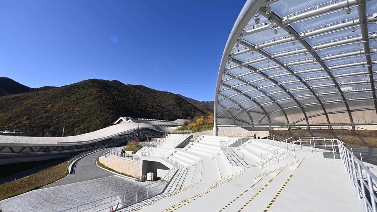 Das Ende 2020 eröffnete, direkt in Peking liegende Yanqing National Sliding Center ist eine Kunsteisbahn für Rennrodeln, Bobsport und Skeleton. Die erste Eisbahn 2,5 Milliarden US-Dollar teuer - soll nach Olympia Stützpunkt für Chinas Nationalteam sein