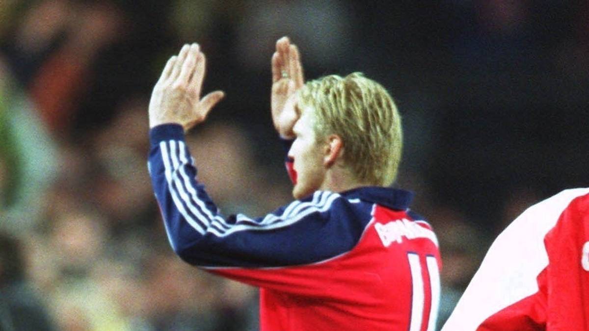 Für jeden anderen Spieler wäre der Abgang nach einem Platzverweis in Dortmund einem Spießroutenlauf gleichgekommen. Nicht für Effenberg. Der Bayern-Kapitän verabschiedet sich mit einer ganz speziellen Grußbotschaft vom BVB-Publikum. Er wird zwei Partien gesperrt