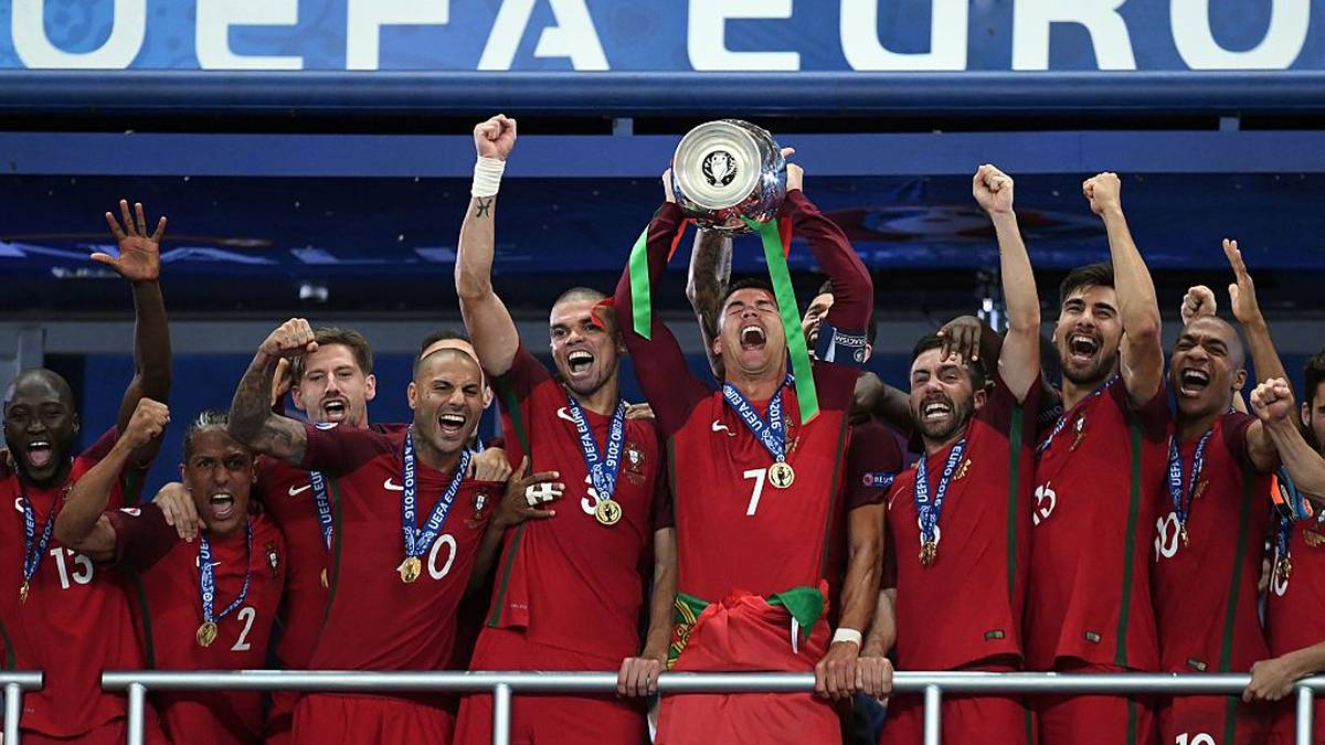 12.06.2020 - 12.07.2020, UEFA EURO 2020: Das lang herbeigesehnte Fußball-Highlight fängt endlich an. Zum ersten Mal in der EM-Geschichte finden die Spiele in zwölf unterschiedlichen Ländern statt. Auch Deutschland gehört mit zu den Gastgeberländern. Drei Gruppenspiele und ein Viertelfinale finden in München statt. Das große Finale steigt in London