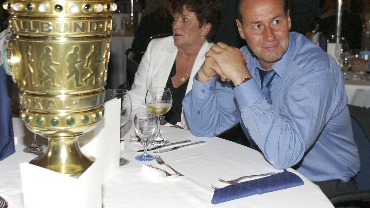 Den zweiten Cup-Erfolg feiert Stevens im Folgejahr - es ist Stevens' Abschiedsvorstellung auf der Schalker Bank. Nach sechs erfolgreichen Jahren verlässt er Königsblau und wechselt zur Hertha nach Berlin