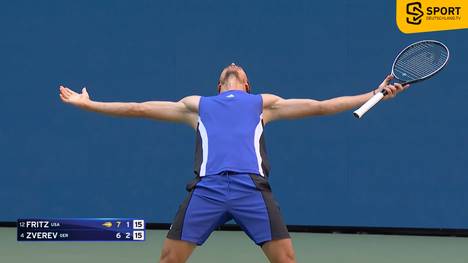 Der deutsche Alexander Zverev scheitert im Viertelfinale der US Open mit 6:7, 6:3, 4:6 und 6:7  an Taylor Fritz. Fritz erreicht damit erstmals das Halbfinale eines Grand-Slam-Turniers.