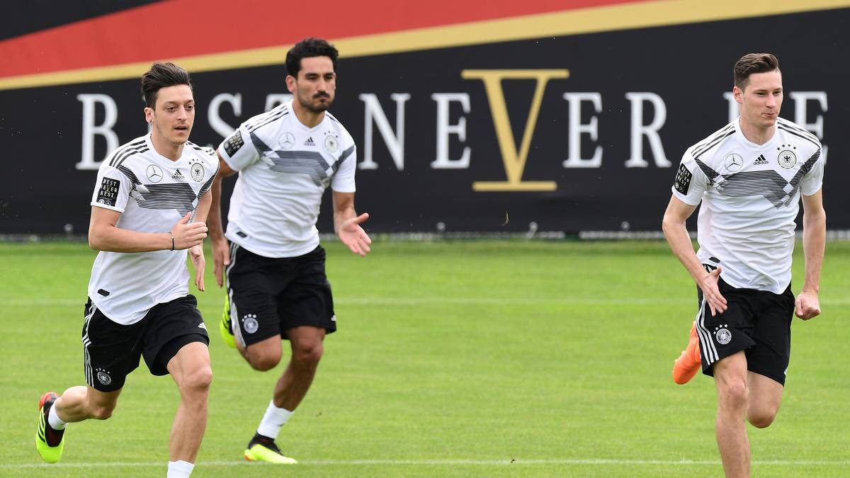 In einem Interview mit dem Magazin "Bunte" hat der 24-Jährige kürzlich zugegeben, nie ohne Duft Fußball zu spielen. "Ob Training oder Spiel – ich gehe nie ohne Parfüm auf den Platz", spricht er über seine Angewohnheit