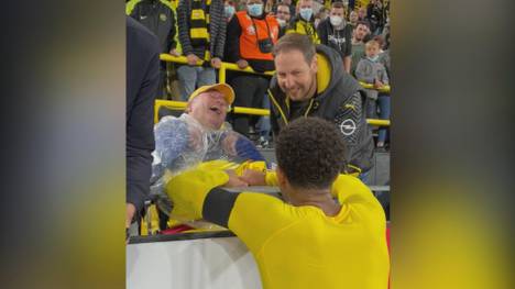 Rührende Geste beim deutschen Supercup: Wenn es schon mit dem ersten Titel der Saison nicht klappt, wird wenigstens dem ein oder anderen Fan nach Abpfiff noch eine Freude gemacht. 