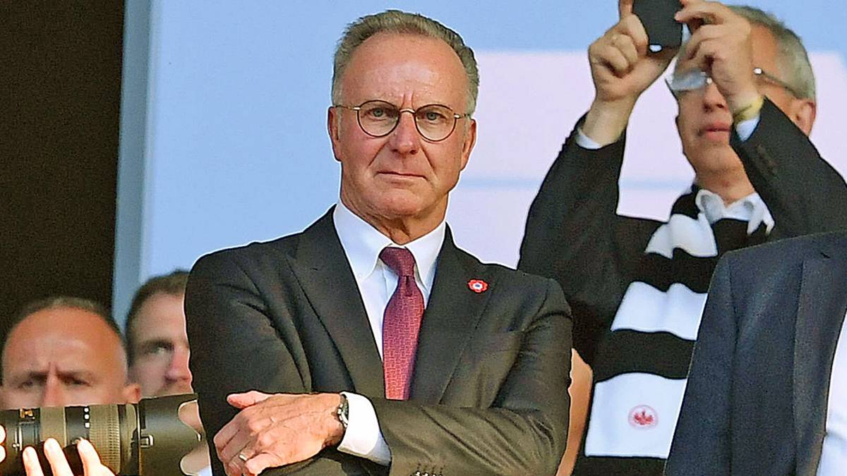 20. JULI - Bayern-Boss Karl-Heinz Rummenigge holt zum Rundumschlag gegen die DFB-Spitze aus. Der Verband sei "durchsetzt von Amateuren", den Machern fehle "sportliche Kompetenz". Özil zum Sündenbock zu machen, halte er "für etwas weit überzogen", kritisiert er