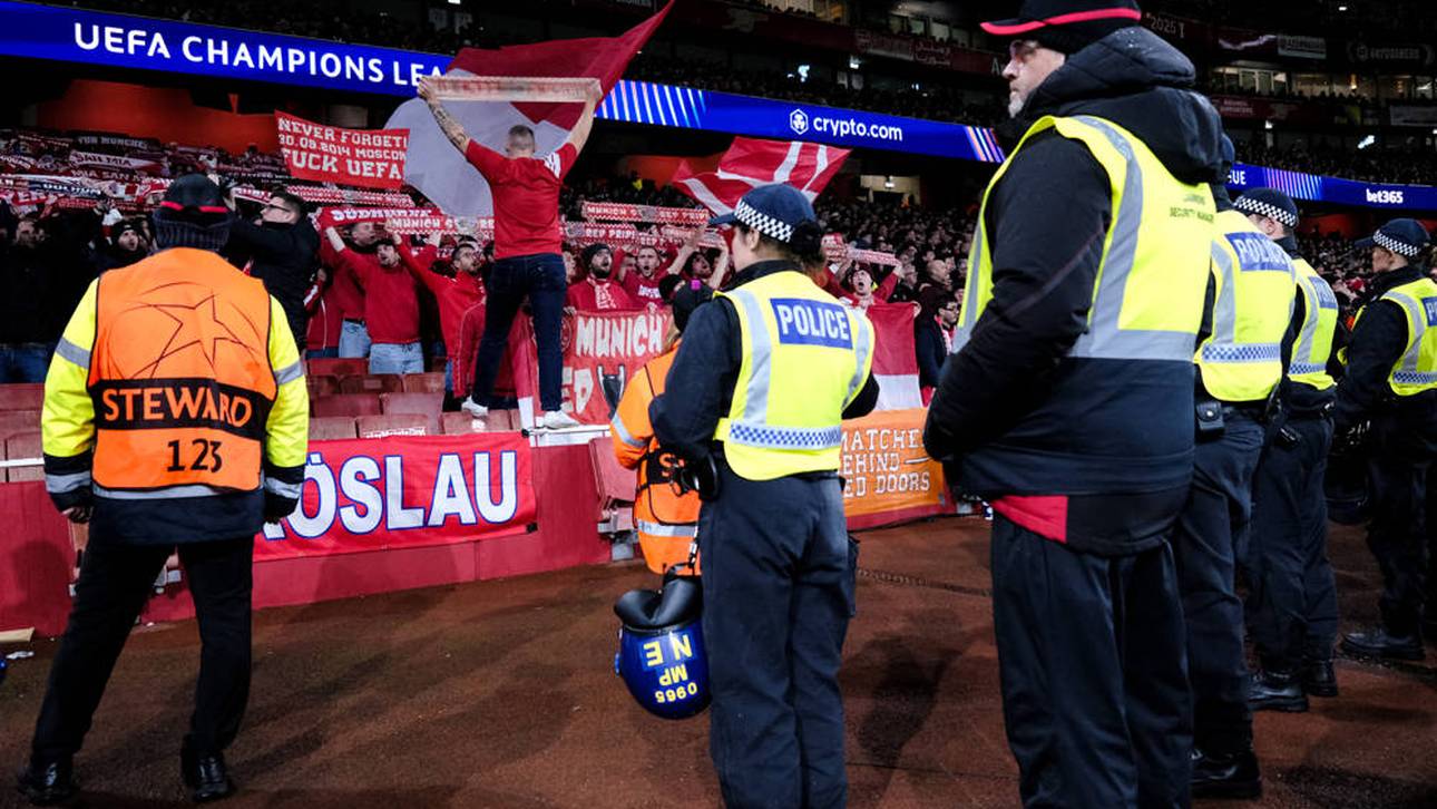 Ordner und Polizisten stehen vor dem Gästeblock der Bayern-Fans im Londoner Emirates-Stadium