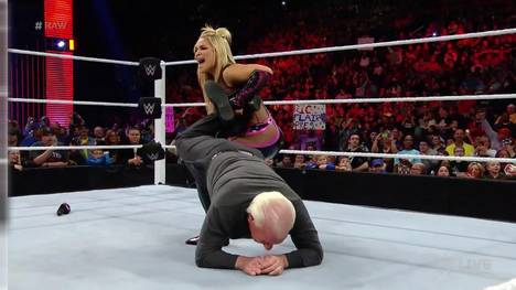 WWE-Legende Ric Flair wurde bei RAW von Natalya in den Sharpshooter genommen