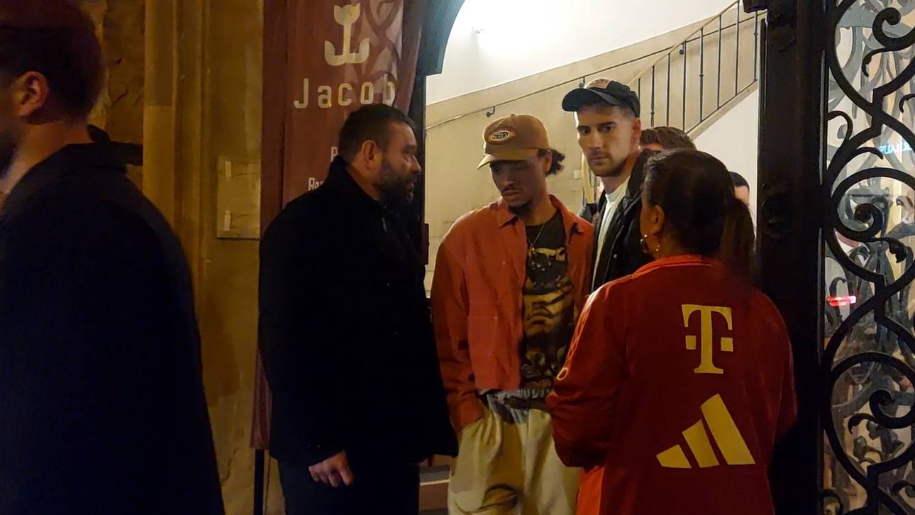 Leroy Sané und Leon Goretzka verlassen um 1.37 Uhr die Party von Thomas Müller