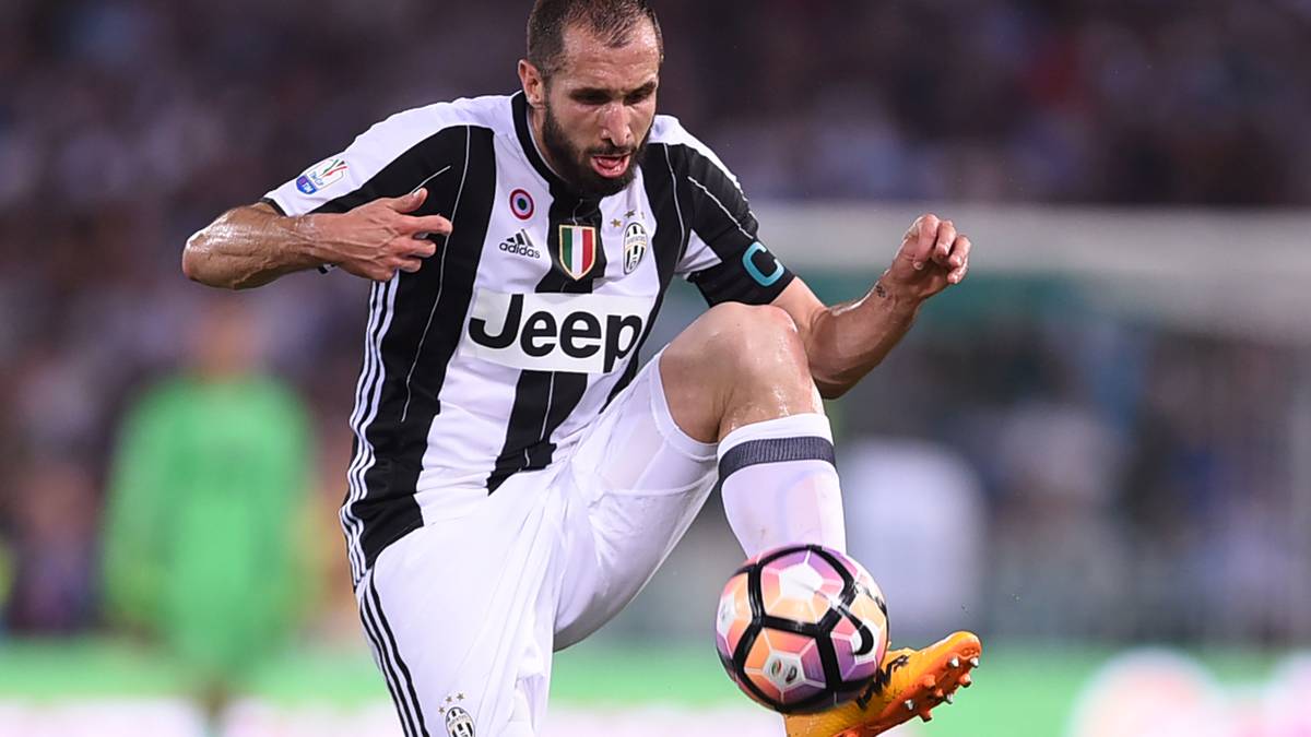 VERTEIDIGUNG - GIORGIO CHIELLINI: Zäh - das Attribut beschreibt den 32-jährigen Italiener wohl am besten. Auch er kann das Spiel der Alten Dame mit klugen Pässen von hinten antreiben. Wenn man ihn denn lässt
