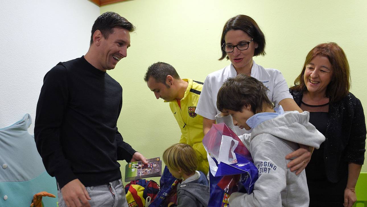 Barca-Stars erfreuen kranke Kinder