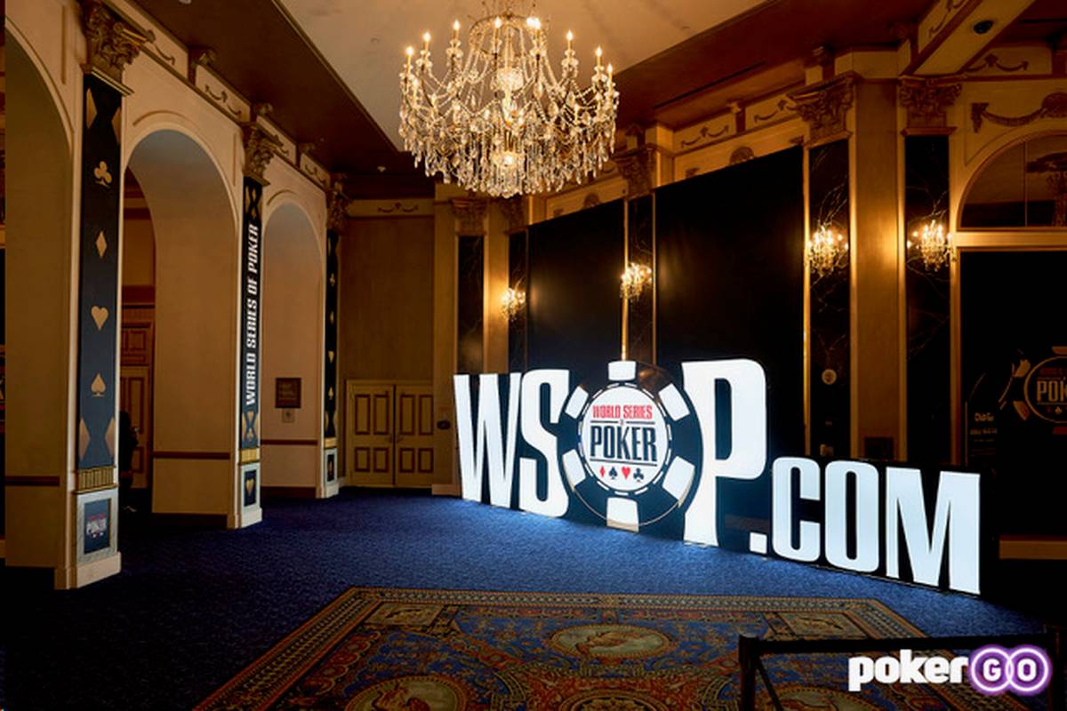 Die World Series of Poker hat sich in den vergangenen 50 Jahren zum bedeutendsten Poker-Event der Welt entwickelt. Wer bei der über sechswöchigen Veranstaltung ein Turnier gewinnt und als Trophäe das berühmte Bracelet überreicht bekommt, verewigt sich in den Poker-Geschichtsbüchern. Im Mittelpunkt der Turnierserie steht das Main Event, das regelmäßig mehrere Tausend Spieler aus der gesamten Welt nach Las Vegas lockt. Hier winken lebensverändernde Preisgelder und der Titel des Poker-Weltmeisters. 

SPORT1 begleitet die WSOP 2022 mit allen Facetten und Highlights. Faszination Poker: Unendliche Dramen, überglückliche Champions und Dutzende Millionen Dollar sind die Regel beim schönsten Kartenspiel der Welt.