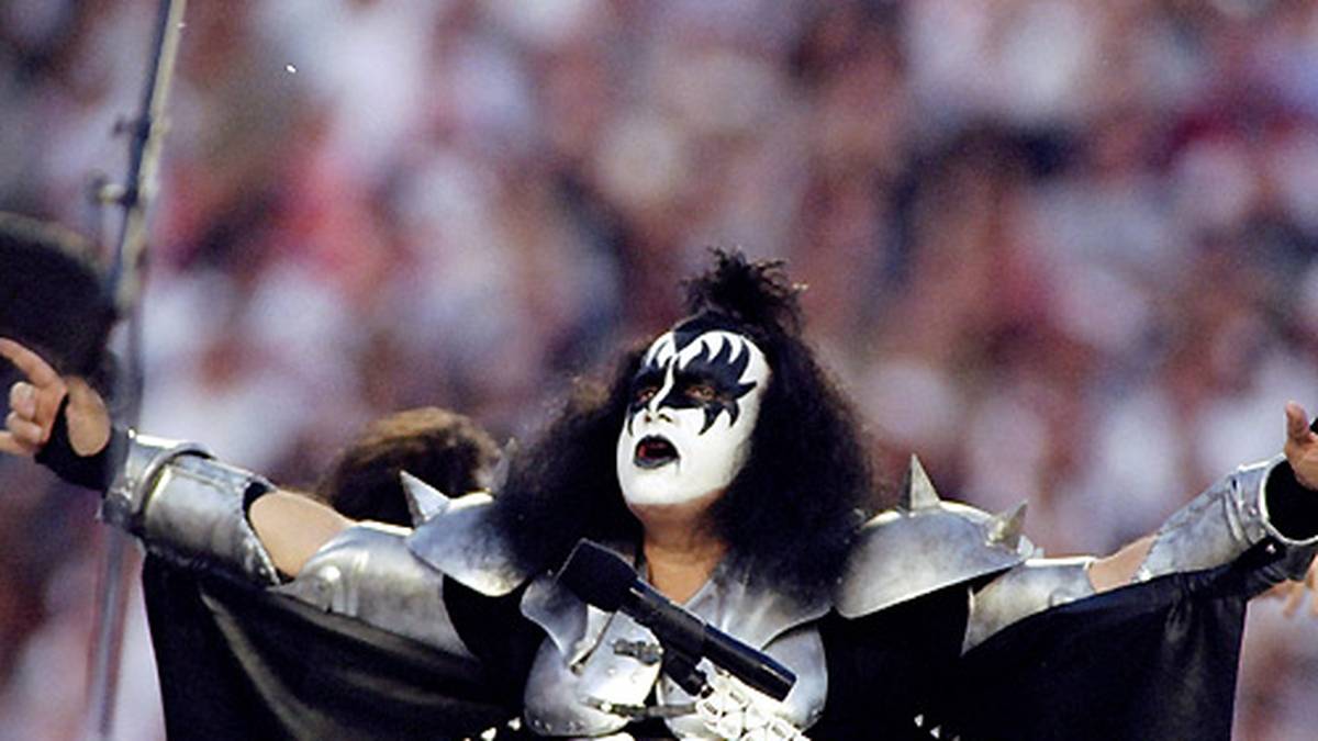 Einen schönen Menschen entstellt nichts: Gene Simmons und KISS rocken im Jahr 1999 Miami bei der Pre-Game-Show