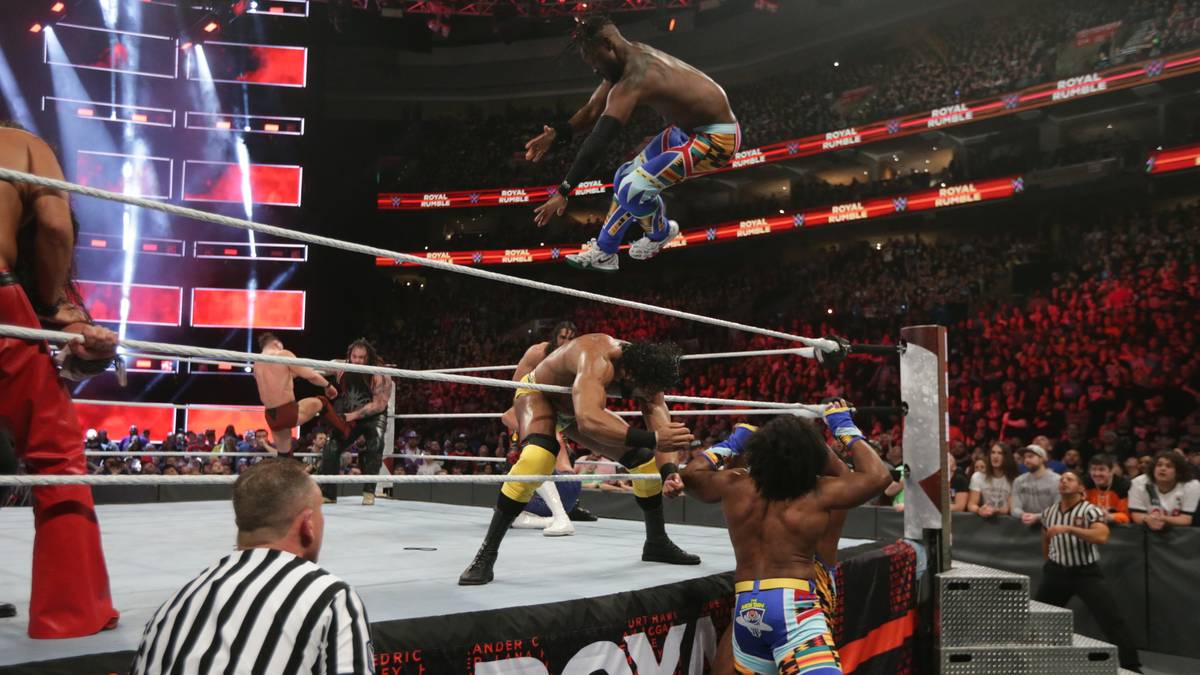 Woods und Big E schleudern Kingston kurzerhand zurück in den Ring. wo der es noch schafft Jinder Mahal zu eliminieren
