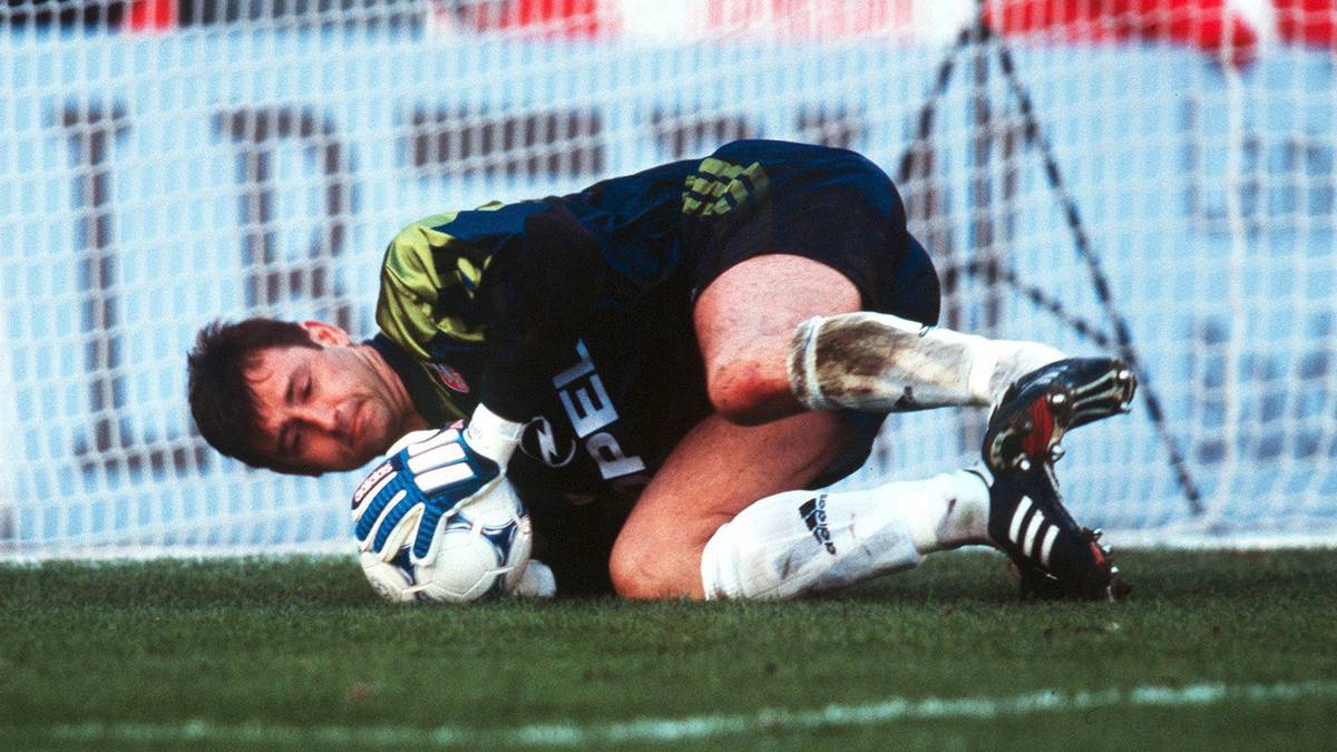 BERND DREHER kam 1990 aus Leverkusen, 217 Einsätze im Uerdinger Tor später ging er 1996 zum FC Bayern, kam bis zu seinem endgültigen Karriere-Ende 2008 hinter Oliver Kahn zu lediglich 15 weiteren Spielen. Darf sich fünfmaliger Meister und einmaliger Champions-League-Sieger nennen