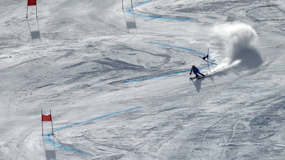 Nach einem Tag Pause werden bei der alpinen Ski-WM wieder Linien in den Schnee gezogen. Die Weltmeisterin im Riesenslalom wird gesucht. Nadia Fanchini besorgt das herrliche Einstandsbild