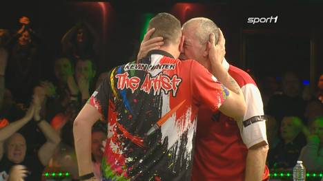 Kevin Painter gesteht seinem Kontrahenten Wayne Warren nicht ein einziges Leg zu. The Artist gewinnt jeden der drei Sätze mit 3:0 und steht im Viertelfinale.