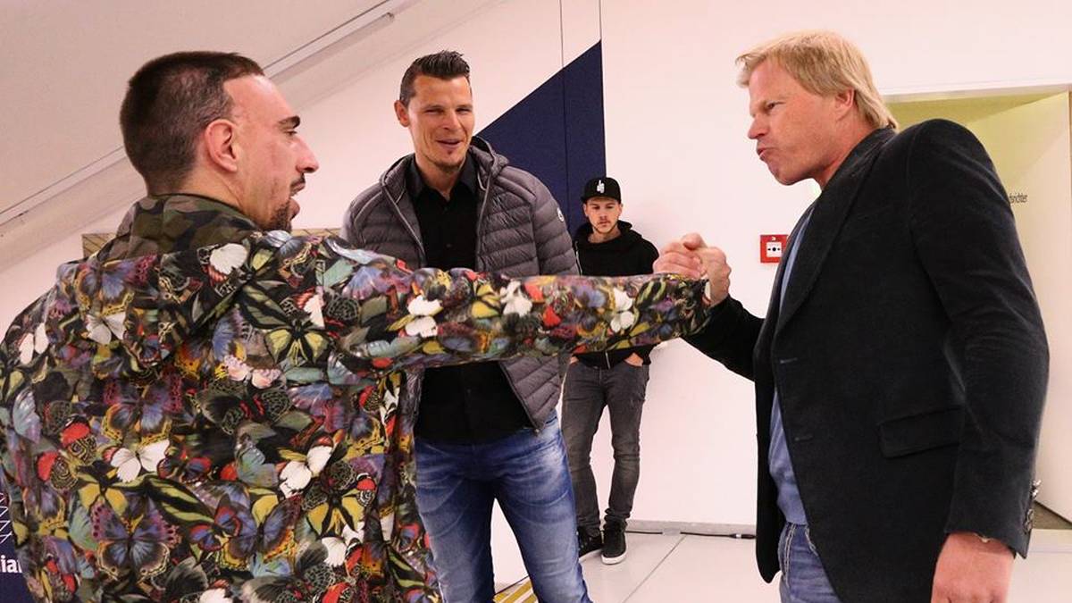 Auch die passende Jacke hat der Bayern-Star bereits gefunden. Torwart-Legende Oliver Kahn ist schon neidisch