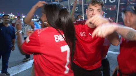 Partylaune in der Schweiz! Zusammen mit der Mutter von Breel Embolo feiern Fans der Nati den Achtelfinaleinzug bei der WM 2022.