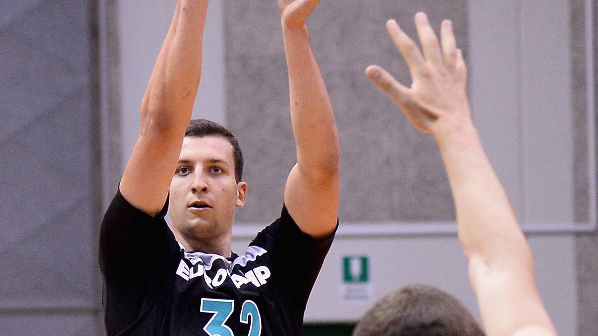 Große Freude beim deutschen Nationalspieler. Die Chicago Bulls wählen ihn an 48. Stelle aus. Sein langgehegter Traum von der NBA wird war. Anders als in der ersten Runde gewählte Spieler hat er aber keinen garantierten Vertrag sicher