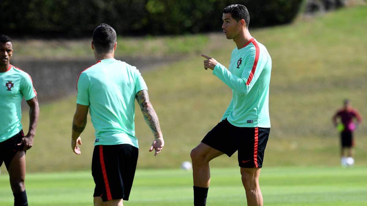 Enorm. Bei beiden. Ronaldo vielleicht sogar zu enorm? Obwohl Ronaldo beileibe nicht der einzige Star der Portugiesen ist, sind alle Blicke - auch die seiner Mannschaftskollegen - auf ihn gerichtet. Im Training doziert er auch schon mal
