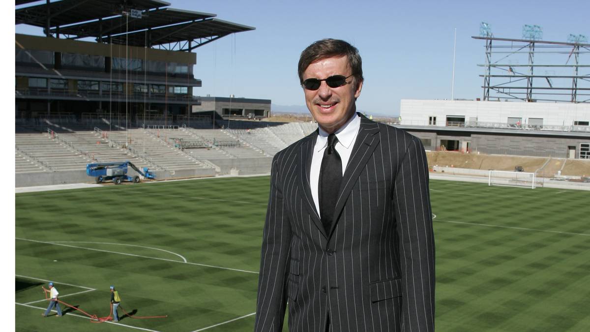 PLATZ 10: E. Stanley Kroenke, Vermögen: 7,2 Milliarden Euro - Besitzer von zahlreichen Unternehmen, Grundstücke und Einkaufszentren. Außerdem gehören Kroenke unter anderem Premier-League-Klub FC Arsenal, die Colorado Avalanche (NHL), die Colorado Rapids (MLS) sowie die Denver Nuggets (NBA)