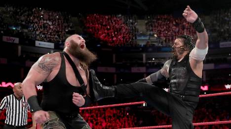 Roman Reigns (r.) konnte Braun Strowman bei WWE Monday Night RAW in Schach halten