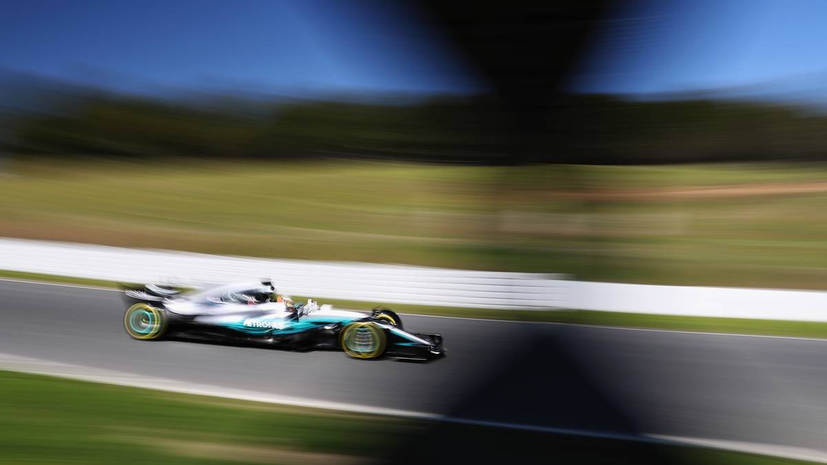 ...und Vizeweltmeister Lewis Hamilton (1:20,456) im Mercedes kommt mit seiner Zeit auf Platz drei