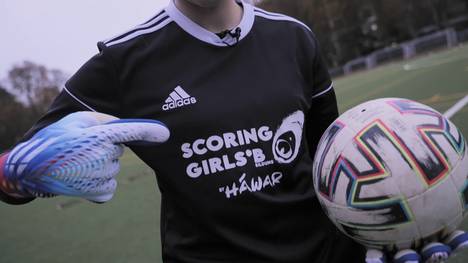 Krieg, Flucht, Diskriminierung: Die SCORING GIRLS* haben unterschiedliche Geschichten, aber auf dem Fußballplatz halten sie zusammen. Mit sportlichen und sozialpädagogischen Angeboten lernen die Mädchen an sich selbst zu glauben.  