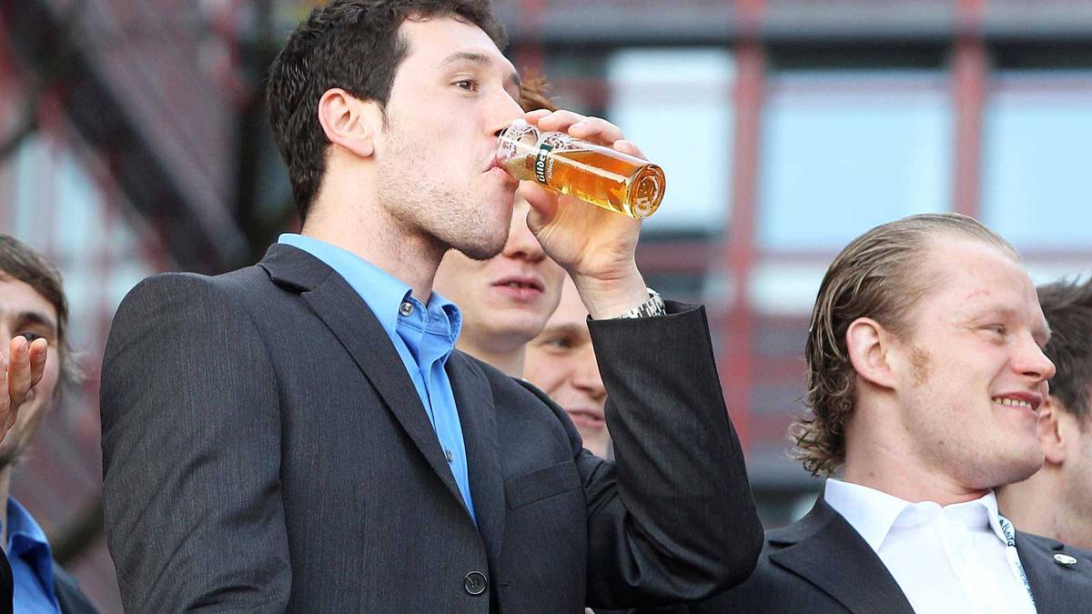 KAI HOSPELT: Er ist einer der alten Haudegen im Team. Der 29-Jährige hat in seiner Karriere schon viele Höhen und Tiefen erlebt. Er war beim deutschen Eishockey-Märchen, das bei der Heim-WM 2010 mit Platz vier endete, dabei (Bild). In dieser Saison feierte er mit den Adlern Mannheim die Meisterschaft. Hospelt hat aber auch schon zwei Kreuzbandrisse hinter sich 