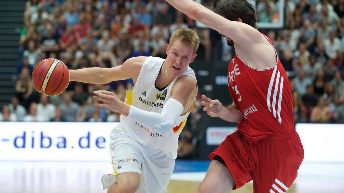 Robin Benzing (CAI Saragossa/ESP, 208 cm, Forward, geb. 25.01.1989, 95 Länderspiele): Zusammen mit Schaffartzik und Nowitzki einer der Routiniers im DBB-Team. Das einzige Problem: Benzing übernimmt zu selten Verantwortung und macht zu wenig aus seinen Fährigkeiten. Erschwerend hinzu kommt seine schwache Physis und die nicht existente Defense. Offensiv wechseln sich passable mit unterirdischen Leistungen ab. Fällt der Dreier nicht, kommt vom zukünftigen Spanien-Legionär recht wenig