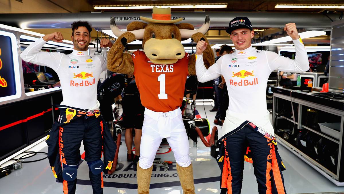 Die Formel 1 ist zu Gast in den USA, im Land des American Footballs. Vor dem Qualifying in Austin gehen die beiden Red-Bull-Piloten Daniel Ricciardo und Max Verstappen ihrer Sportart fremd und versuchen sich einmal als Footballer. SPORT1 zeigt die besten Bilder