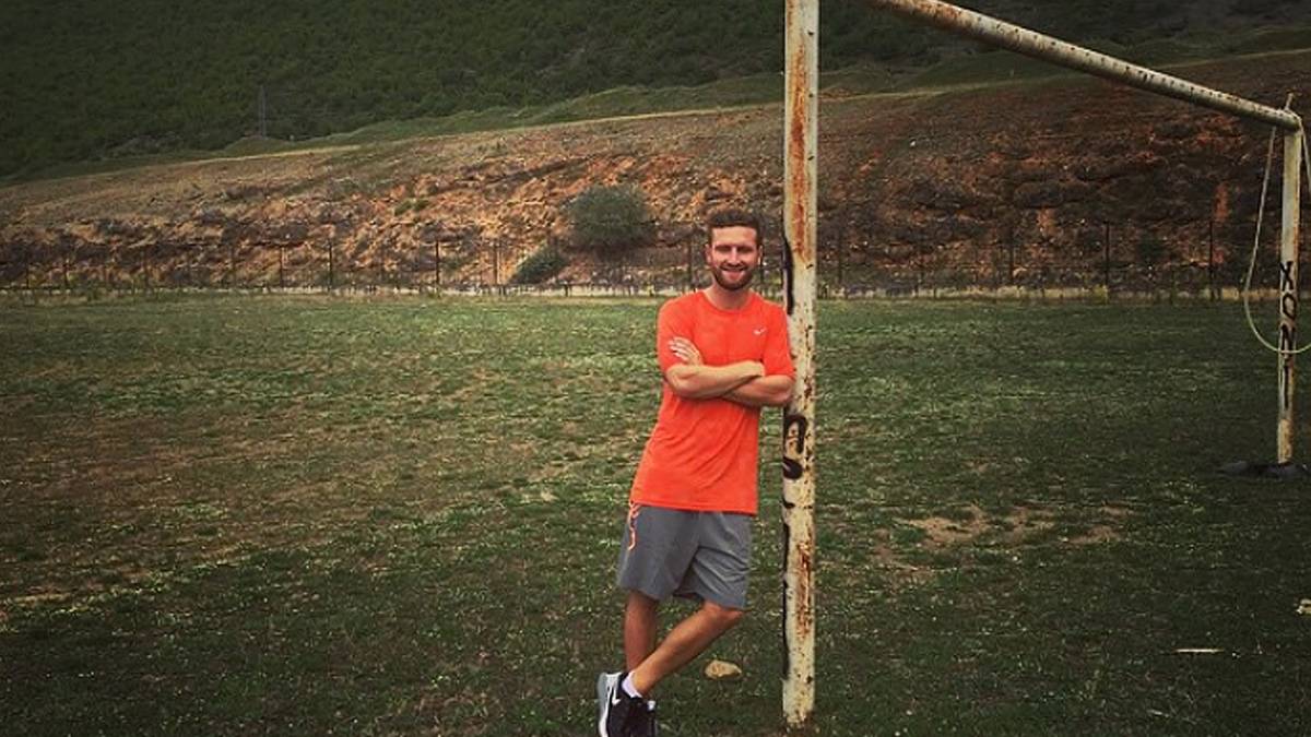 Auch das ist Urlaub: Mustafi erinnert sich an seine ersten Gehversuche als Fußballer im mazedonischen Gostivar, der Heimat seiner albanischen Eltern