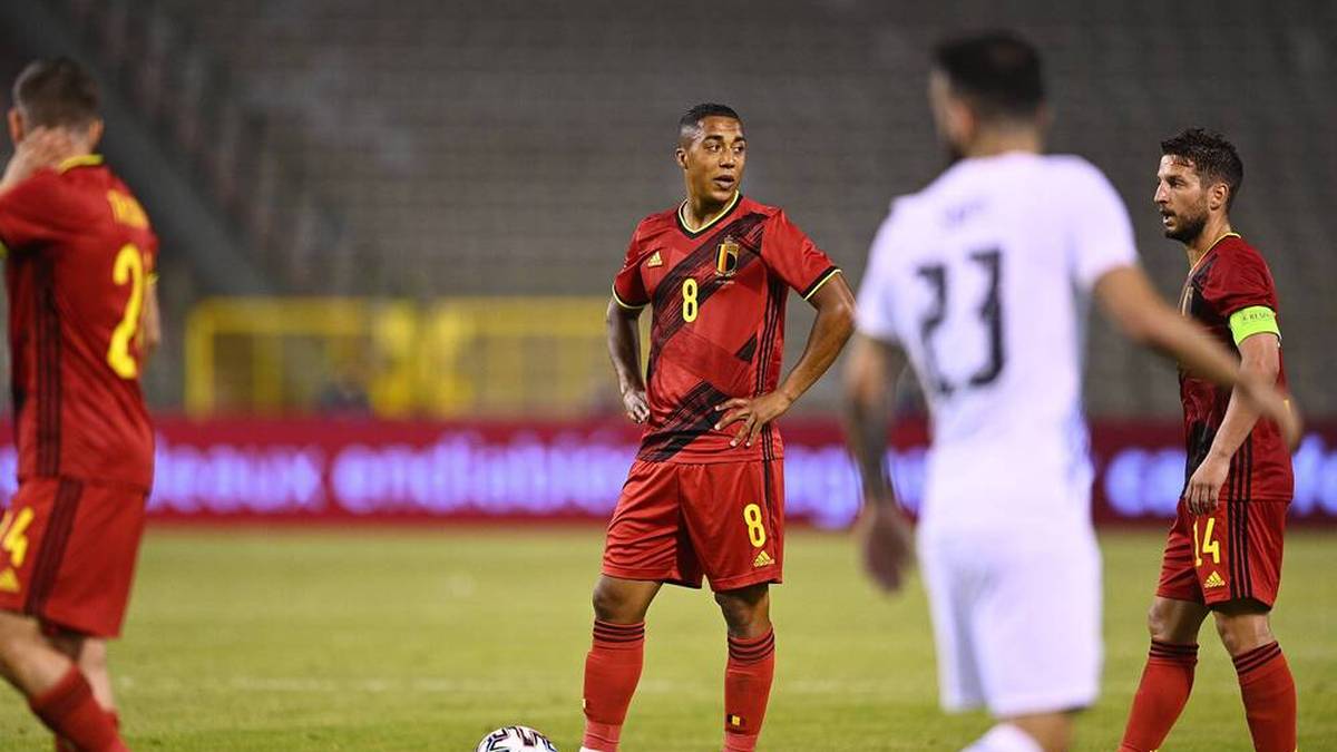 Die "Red Devils" aus Belgien spielen auch bei der EM 2021 in rot mit auffälligem schwarzen Streifenmuster.