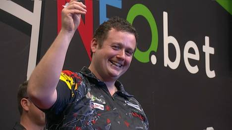 Er wiederholt den größten Erfolg seiner Karriere: Franz Rötzsch besiegt Josh Rock und kämpft sich ins Achtelfinale der European Tour in Kiel.