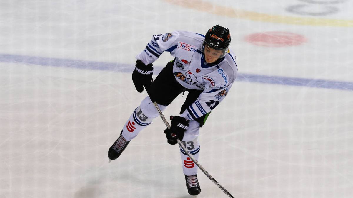 STEFAN LOIBL (21, Straubing Tigers, Stürmer): Für Loibl ist die Nominierung zum Deutschland Cup der erste Kontakt mit der A-Nationalmannschaft. In bislang 16 Saisonspielen machte er mit sechs Scorerpunkten auf sich aufmerksam